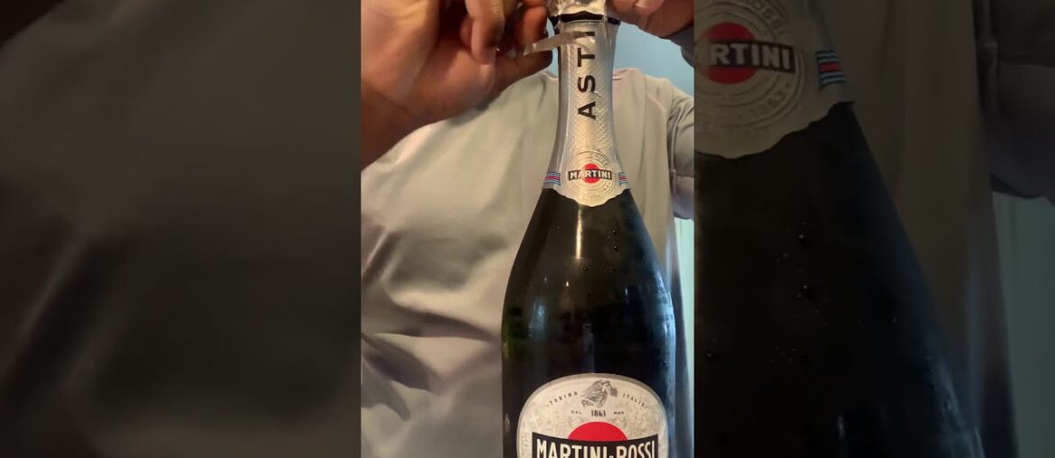 Martini & Rossi - Cool way to open a Sparkling wine bottle