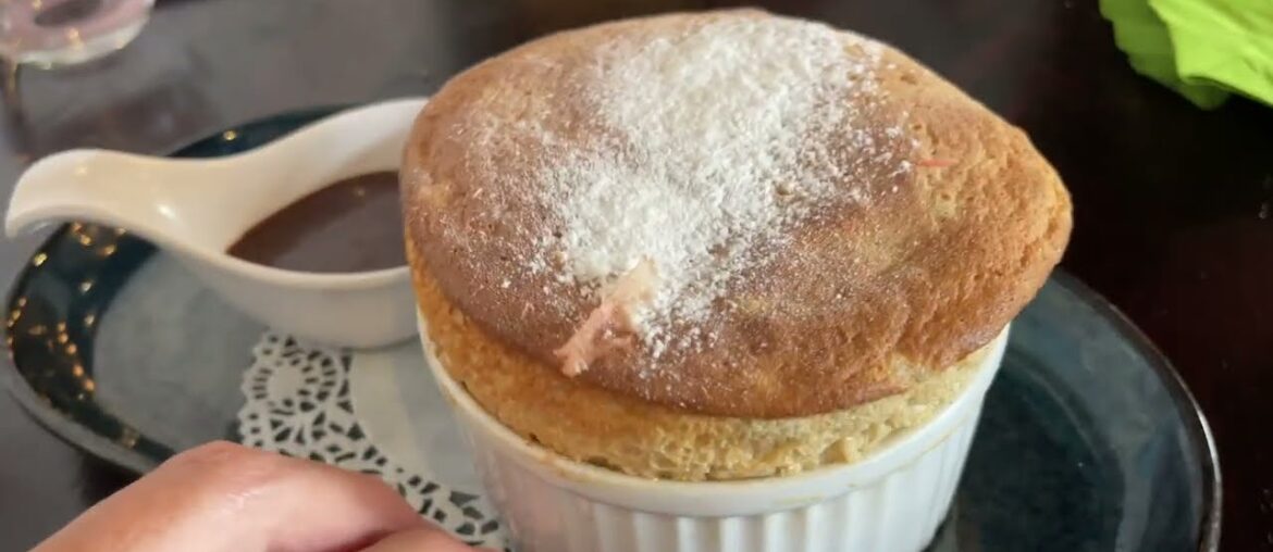 Eating Lunch at  French Restaurant in Papeete, Tahiti (French Polynesia)  | Le Sully