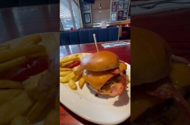 Roadhouse Burger @ Red Robin #burger #shorts