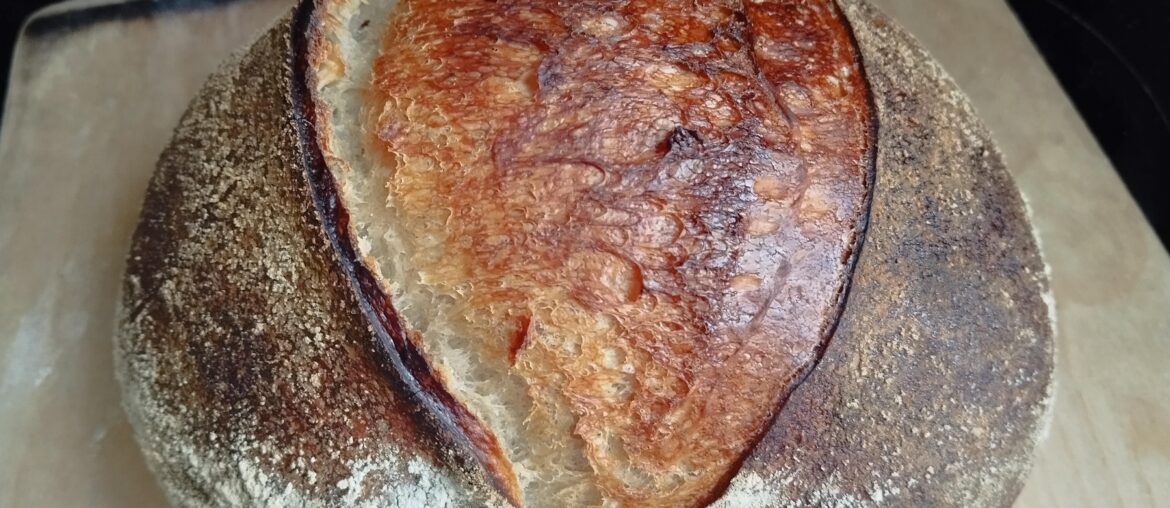 Pain au levain cuit sur une pierre à pizza