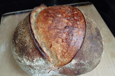 Pain au levain cuit sur une pierre à pizza