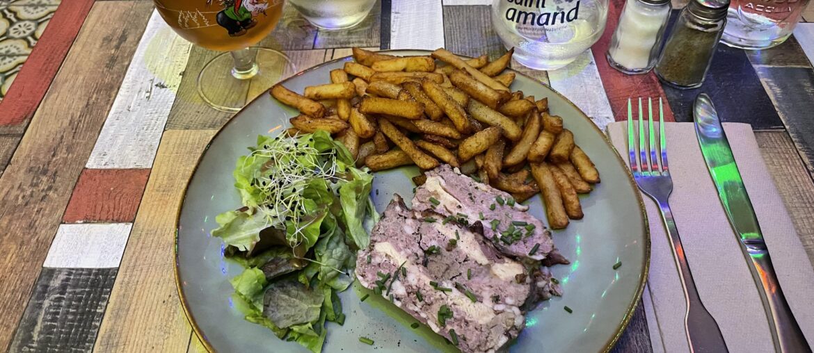 Plat du jour, terrines de cochon et frites