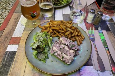 Plat du jour, terrines de cochon et frites