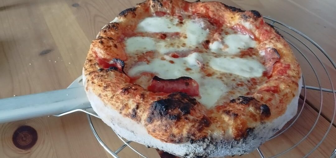 Puisque les pizzas ont l'air de plaire, voici la mienne, au saucisson italien.