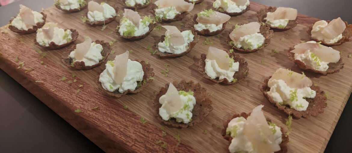 Crêpe noire grillée, lieu jaune fumé, chantilly à la citronnelle