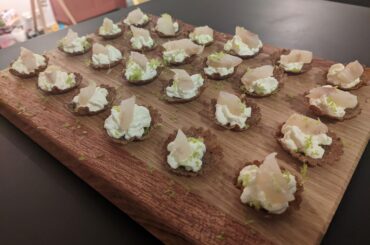 Crêpe noire grillée, lieu jaune fumé, chantilly à la citronnelle