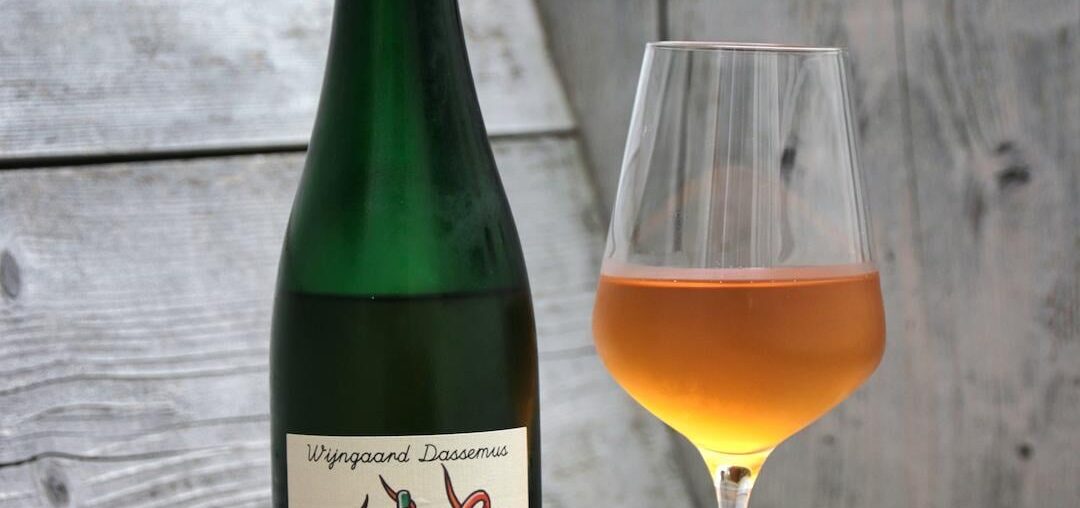 Natural wine from the Netherlands. This orange wine from Dutch winery Dassemus is made from modern white grape varieties Souvignier Gris, Muscaris and Solaris. Powerful, slightly spicy, floral and fruity.