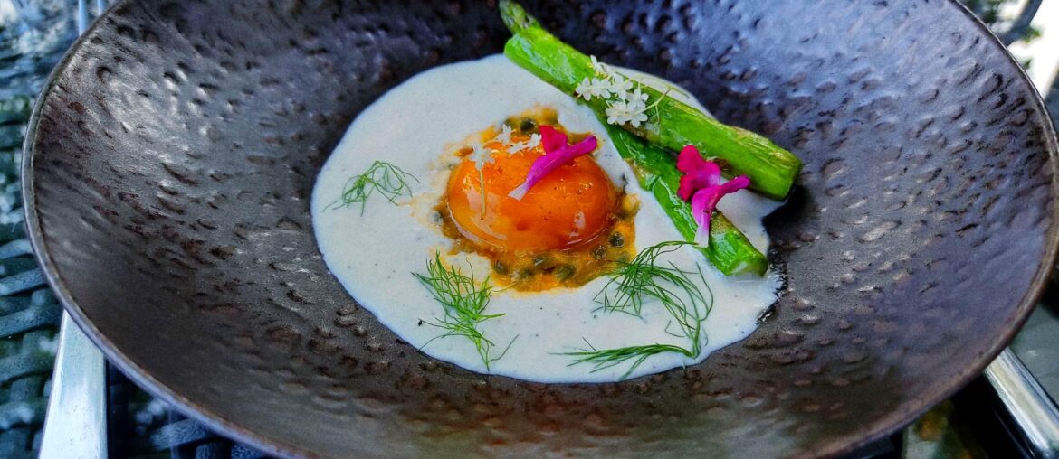 Trompe l'œil (entrée de l'été dernier) : jaune d'œuf confit au soja, espuma chèvre/café, asperge grillée, et insert au fruit de la passion