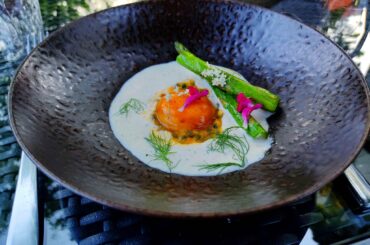 Trompe l'œil (entrée de l'été dernier) : jaune d'œuf confit au soja, espuma chèvre/café, asperge grillée, et insert au fruit de la passion