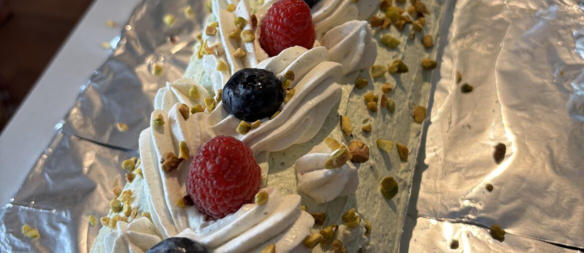 Génoise roulée framboise pistache