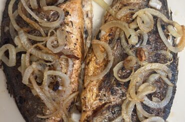 Daurade poêlée à servir avec du riz et des lentilles ✌🏾