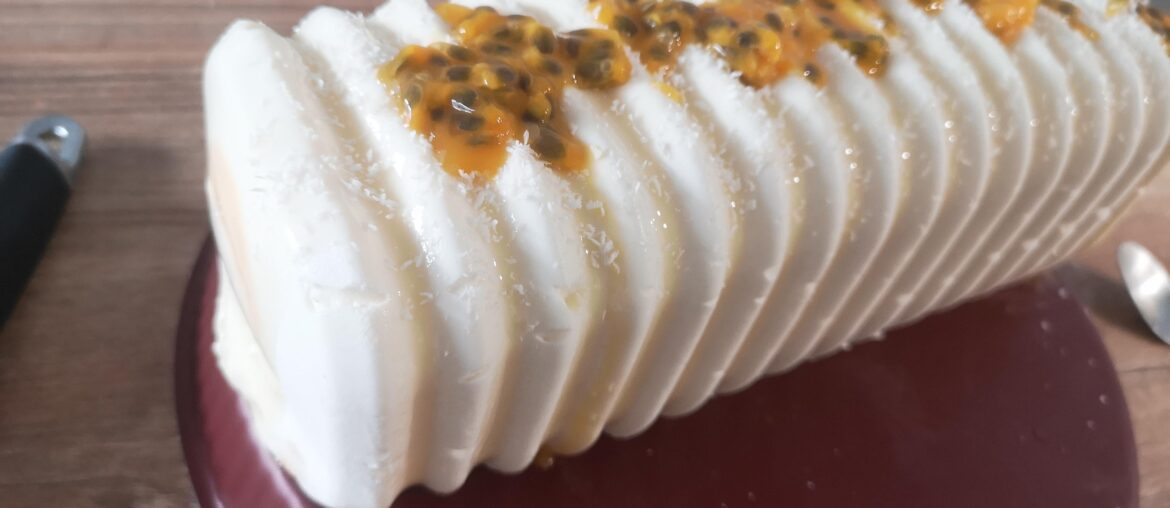 Bûche noix de coco passion biscuit pain de gêne croustillant