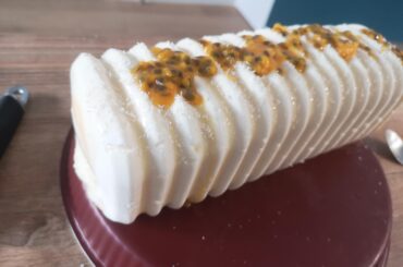 Bûche noix de coco passion biscuit pain de gêne croustillant