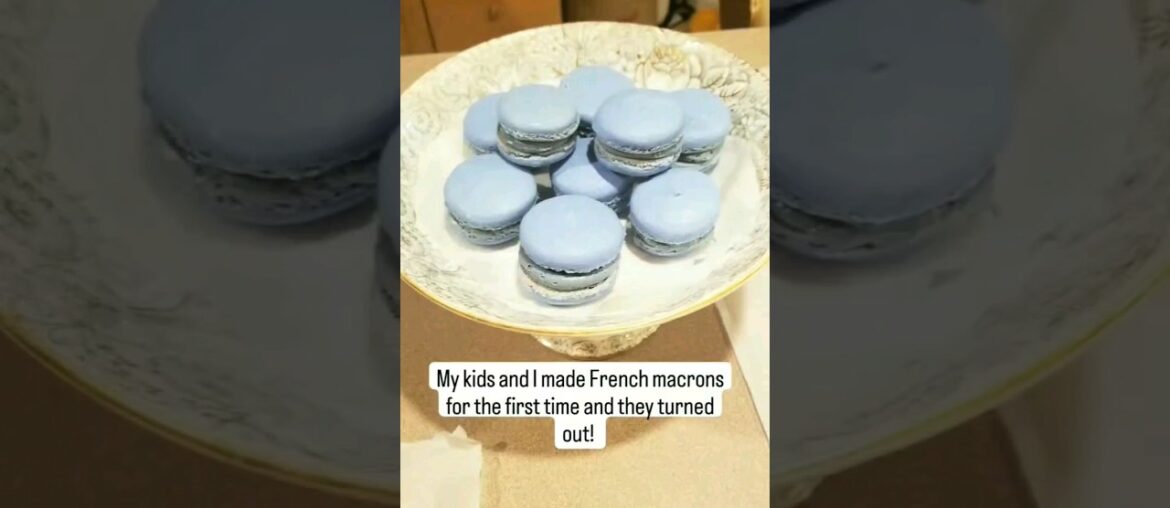 French Macarons with natural food coloring (Blue spirulina) #frenchmacarons #frenchcooking #baking