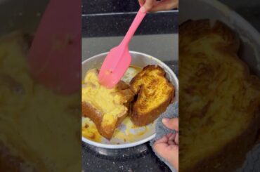 Isse zyda easy recipe kahi ni milegi french toast ki #youtubeshorts #yshorts #whatieatinaday #hacks