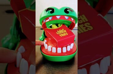 this croc loves french fries #asmr #satisfying #crocodille