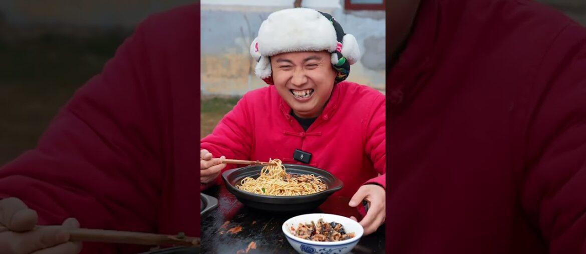 I have spicy mixed vegetables with a big bowl of noodles today! I have spicy mixed vegetables with a big bowl of noodles today!