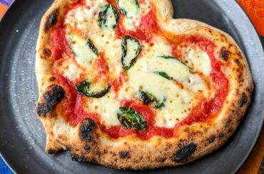 Liebe geht durch den Magen (Lit.: Love goes through the stomach) - Neapolitan Pizza.