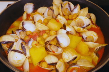 Clams with Bacon, Chickpeas and Potatoes Stew