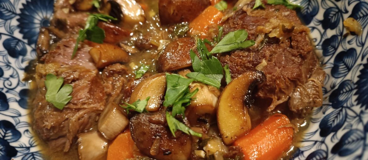 Joues de porc au cidre , carottes et champignons de Paris