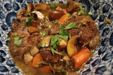 Joues de porc au cidre , carottes et champignons de Paris