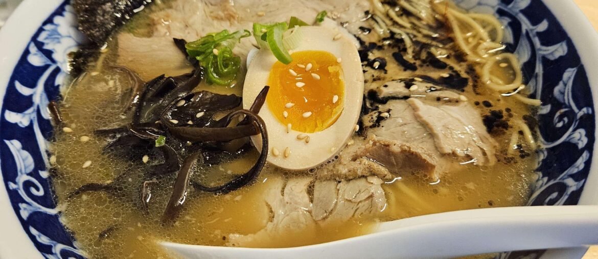 Tonkotsu ramen (porc, huile d'ail, oeuf, champignons noir, nori, sauce soja) [Nantes]