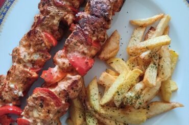 Pinchos morunos with potatoes