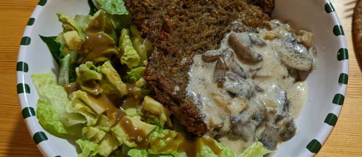 Rostis pomme de terre carotte comté au four accompagnés de sauce champignon roquefort oignon et une salade laitue avocat