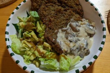 Rostis pomme de terre carotte comté au four accompagnés de sauce champignon roquefort oignon et une salade laitue avocat
