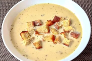 Today, for lunch, soup made of sautéed celery, smoked ribs and cream with croutons and traditional French potatoes with smoked meat, peas, cheese and pickles. It was excellent... 😋 Have a nice day everyone 🥂