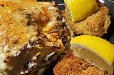 Homemade breaded schnitzel, with steamed cauliflower au gratin with béchamel