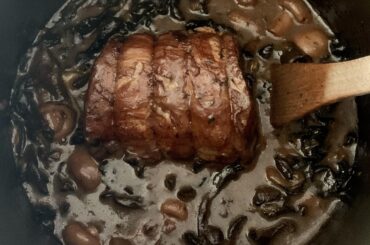 Rôti de porc mariné façon sanglier 🐗 avec sa sauce au trousseau 🍷 et aux champignons 🍄 (trompettes de la mort du Doubs et champignons de Paris 😉). Je mettrai la recette en commentaire dans la soirée. 🍽️