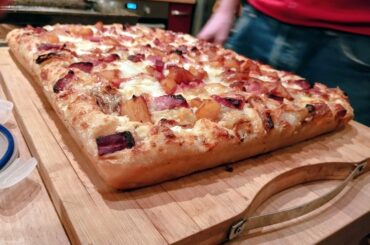 Pizza "detroit style" - jambonneau fumé de Morteau rôti au miel et ananas - crème d'Isigny - mozzarella râpée et parmesan.