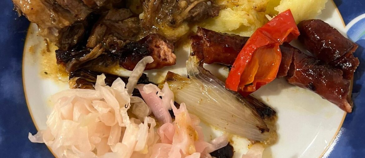 Oxtail short stew with mashed potatoes, onions and sausages plus pickled cabbage and bell peppers with olive oil.