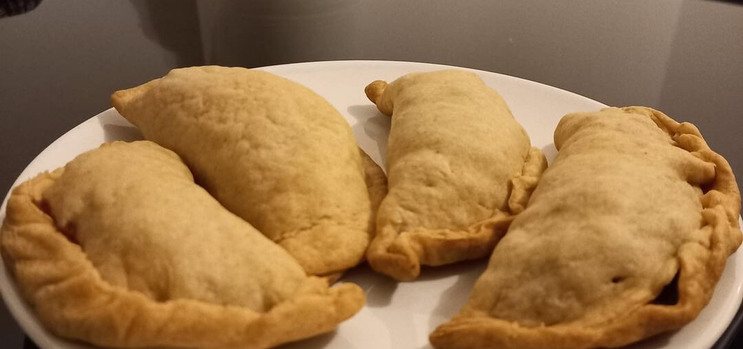 Empanadas à la viande hachée avec une sauce pimentée