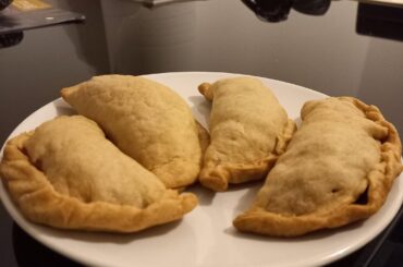 Empanadas à la viande hachée avec une sauce pimentée