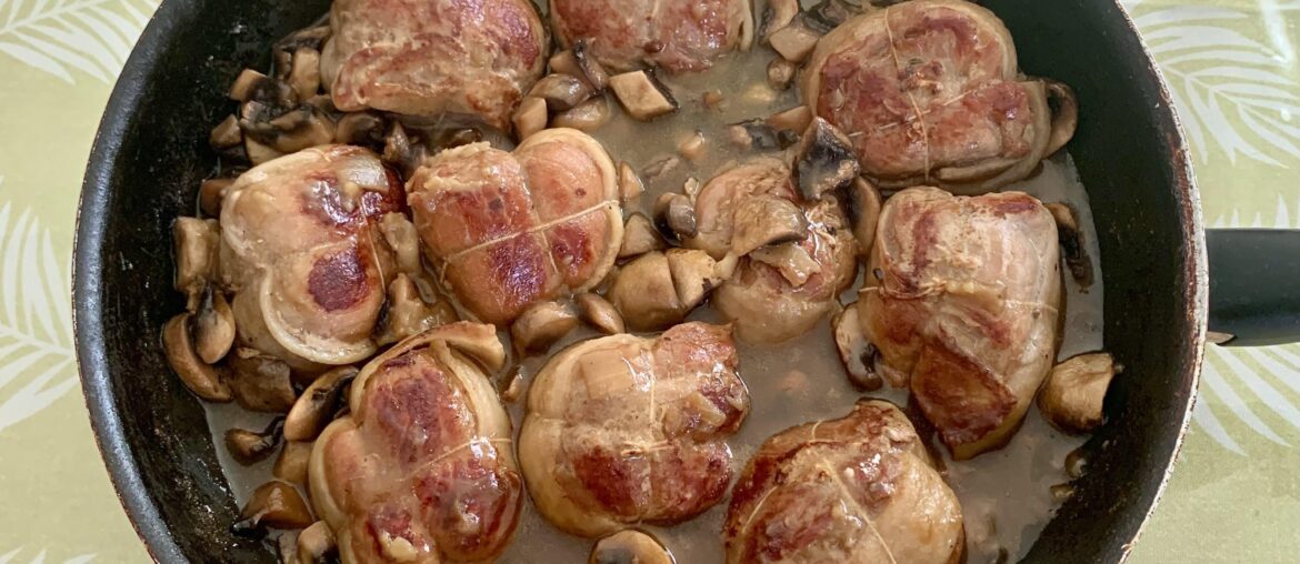 Une recette de ma maman avec les ingrédients que j’avais sous la main : kalfsvleesrolletjes in biersaus. En néerlandais, ça veut dire : roulades de veau sauce à la bière. J’ai utilisé des paupiettes de veau et une bière brune artisanale du Jura. Pour un bon petit repas en amoureux ! 🥰