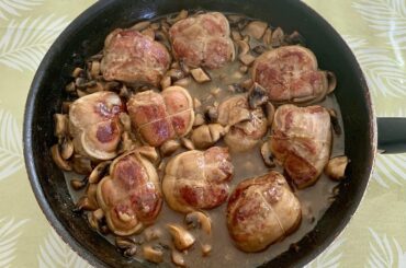 Une recette de ma maman avec les ingrédients que j’avais sous la main : kalfsvleesrolletjes in biersaus. En néerlandais, ça veut dire : roulades de veau sauce à la bière. J’ai utilisé des paupiettes de veau et une bière brune artisanale du Jura. Pour un bon petit repas en amoureux ! 🥰