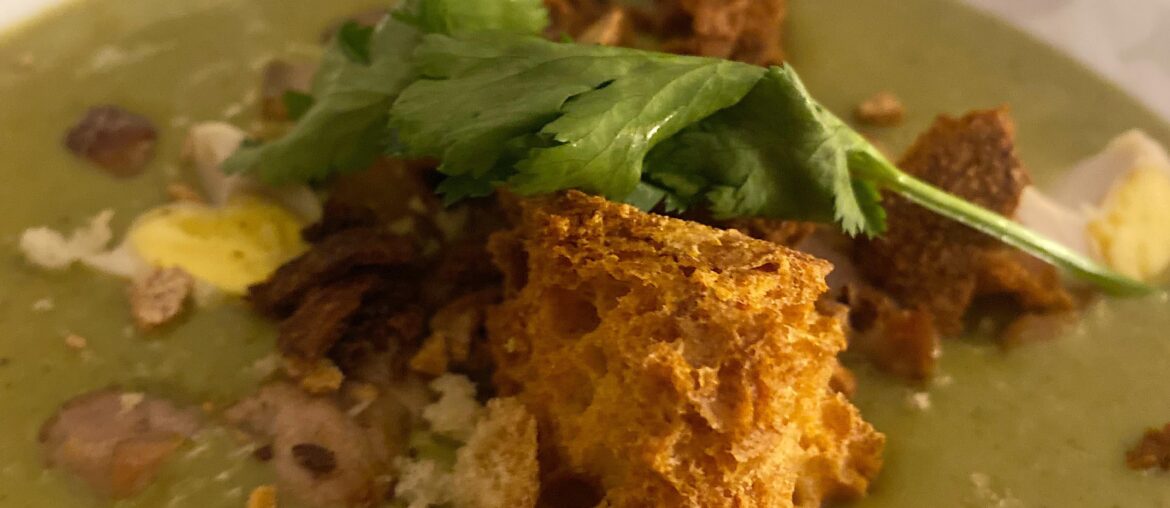 Velouté de mâche, œuf de caille et lardons