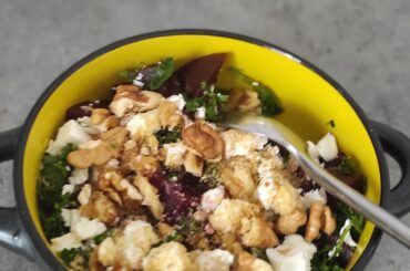 Salade du jour bonjour : betterave, noix, feta et persil frisé+ vinaigrette maison