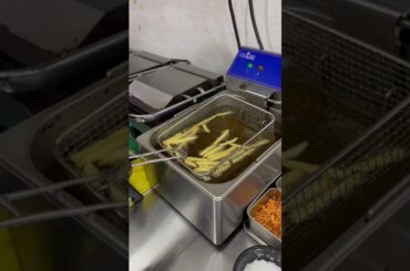 french fries lovers #shorts #viral #frenchfries #fries #foodie #yummy #varshajuneja @asligupshupp