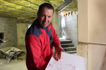 Setbacks At This Tiny Abandoned House Build BUT It Gets a Throne!!