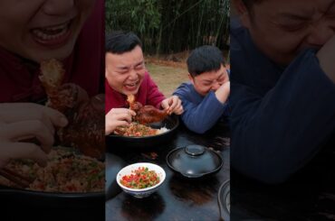 I want that big ostrich foot, too