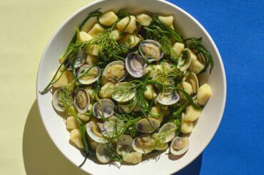Gnocchi with clams drowned in beurre blanc and sautéed agretti. Recipe in the comments if you're interested ;)
