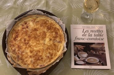 La tarte comtoise. 🦁 Ce n’est pas vraiment une spécialité typiquement comtoise, mais une sorte de quiche avec du Comté que ma maman avait l’habitude de préparer le dimanche soir. 🥰