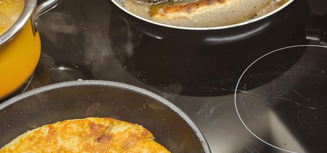 Typical Swiss rösti (here from freshly grated potatoes, though some prefer to use precooked ones from the day before), accompanied by St. Galler Olma Bratwurst