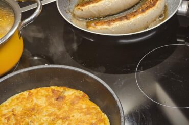 Typical Swiss rösti (here from freshly grated potatoes, though some prefer to use precooked ones from the day before), accompanied by St. Galler Olma Bratwurst