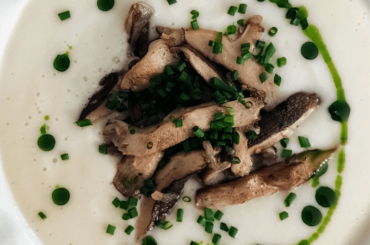 Velouté topinambour, shiitake sautés, huile verte d'aneth