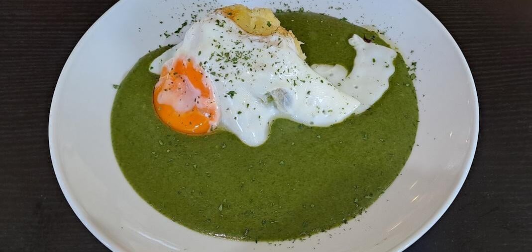 Today is called "Green Thursday" in Austria. One of the traditional meals today is spinach with potatoes and eggs. Since it's one of my favorite dishes since early childhood, I often treat myself to a restaurant visit on this day.