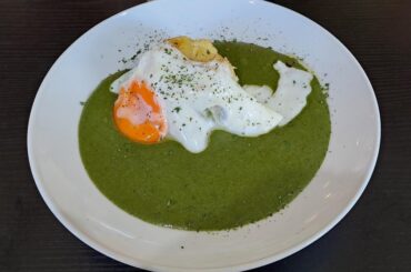 Today is called "Green Thursday" in Austria. One of the traditional meals today is spinach with potatoes and eggs. Since it's one of my favorite dishes since early childhood, I often treat myself to a restaurant visit on this day.